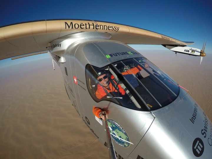 Bertrand Piccard tók „selfie“ af sér fljúga síðasta legginn milli Kaíró og Abu Dhabi á dögunum.
