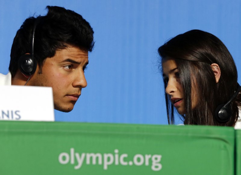 Yusra Mardini ræðir við landa sinn Ramis Anis sem einnig keppir á sundmótinu í Ríó.