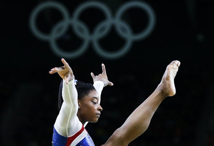 Simone Biles fangaði hjörtu áhorfenda á Ólympíuleikunum í Ríó 2016. Hún æfir nú fyrir Ólympíuleikana sem vonandi verða haldnir 2021.