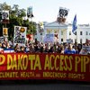 Mótmælendur mótmæla olíuleiðslunni í Norður-Dakóta fyrir framan Hvíta húsið í Washington í september 2016.
