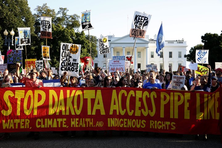 Mótmælendur mótmæla olíuleiðslunni í Norður-Dakóta fyrir framan Hvíta húsið í Washington í september 2016.