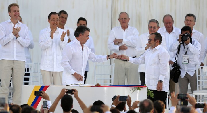 Skrifað var undir sögulegt friðarsamkomulag 26. september. Það átti að binda enda á yfir 50 ára ófrið. Nú hefur því verið hafnað í þjóðaratkvæði.