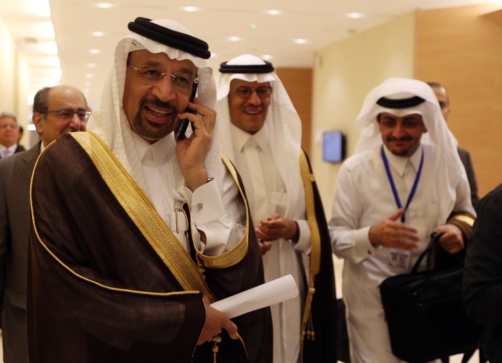 Sádi-arabar eru áhrifamesta ríkið í OPEC. Þar eru ráðamenn farnir efast um að samkomulagið verði að veruleika. Hér má sjá orkumálaráðherra landsins Khaled al-Faleh í símanum á óformlegum fundi OPEC-ríkjanna 28. september.