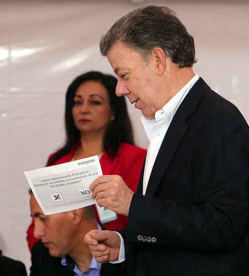 Það fór ekkert á milli mála hvað Juan Manuel Santos, forseti Kólumbíu, kaus í þjóðaratkvæðagreiðslunni. Það dugði þó ekki til. MYND: EPA