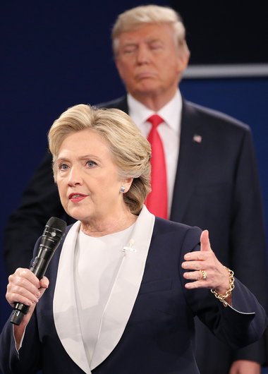 Það þótti skrýtið þegar Donald Trump elti Hillary Clinton um sviðið í öðrum kappræðum þeirra í fyrra. Clinton lýsir tilfinningum sínum í nýrri bók.