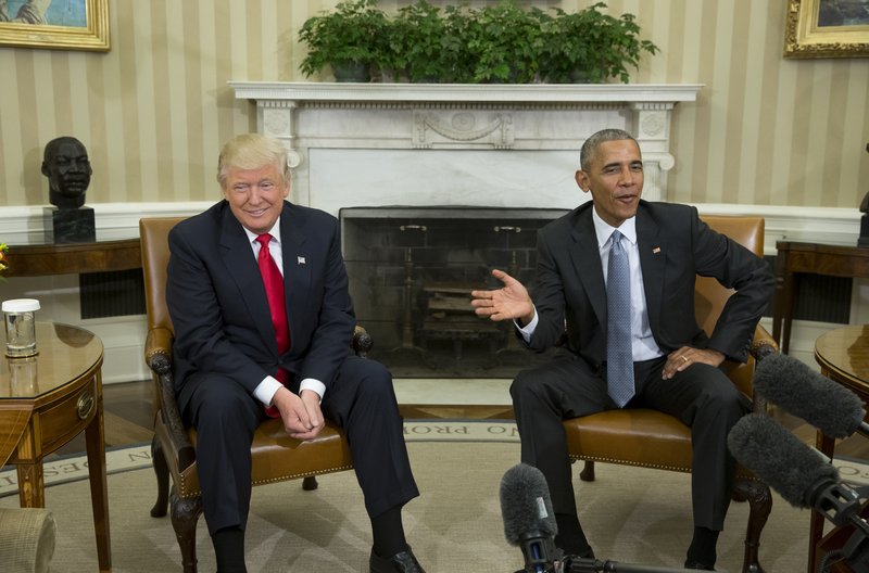 Barack Obama, sitjandi forseti, bauð Donald Trump í Hvíta húsið í vikunni og ræddi við hann um hvernig valdaskiptin myndu fara fram.