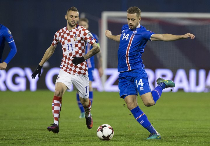 Marcelo Brozovic og Kári Árnason berjast um boltann í leiknum. Brozovic skoraði bæði mörkin í leiknum.