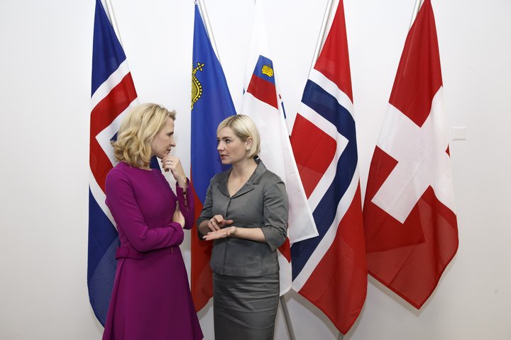 Lilja Alfreðsdóttir utanríkisráðherra og Aurelia Frick, utanríkisráðherra Liechtenstein, ræða saman í höfuðstöðvum EFTA í Sviss eftir leiðtogafund samtakanna 21. nóvember síðastliðinn.