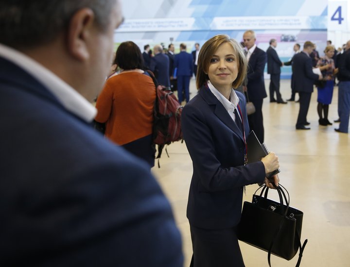 Natalya Poklonskaya var saksóknari á Krímskaga áður en hún var kjörin á þing í Rússlandi. Hún hlaut internetfrægð eftir blaðamannafund sem hún hélt 2014 eftir að Rússland hafði innlimað Krímskaga. Á fundinum lýsti hún yfir hollustu sinni við Rússland.