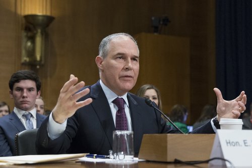 Scott Pruitt sem Trump tilnefndi sem yfirmann EPA hefur sem ríkissaksóknari í Oklahoma höfðað fjölda mála gegn stofnuninni til að hnekkja reglum sem eiga að draga úr losun gróðurhúsalofttegunda.