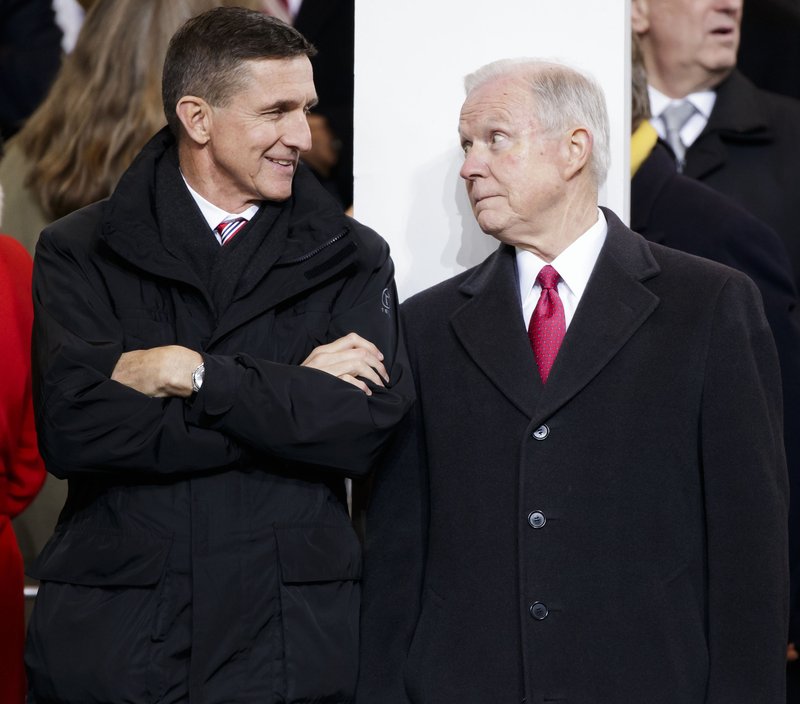 Michael Flynn og Jeff Sessions eru báðir til rannsóknar, vegna tengsla þeirra við Rússa.
