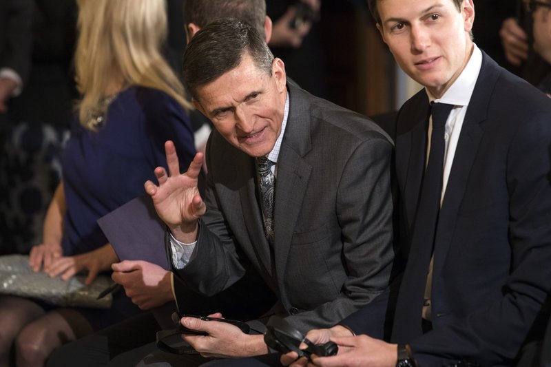 Michael Flynn með Jared Kushner, tengdasyni Donalds Trump, Bandríkjaforseta. Mynd: EPA.