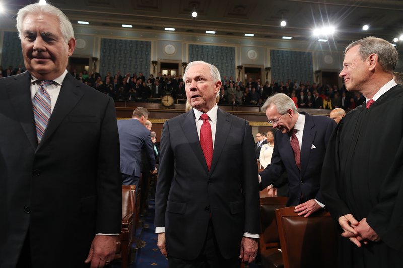 Jeff Sessions, dómsmálaráðherra Bandaríkjanna, átti í reglulegum samskiptum við Rússa í aðdraganda kosninga í fyrra.