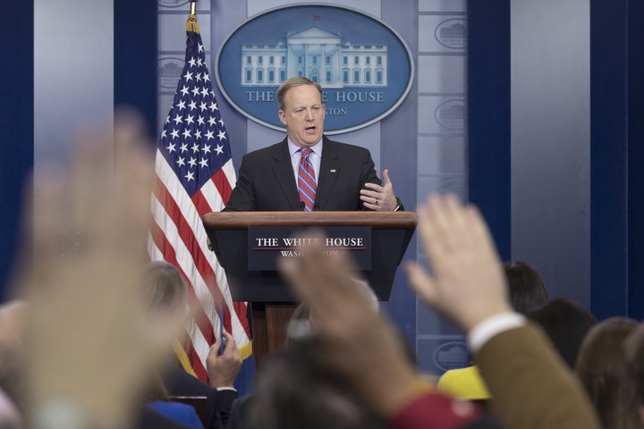 Sean Spicer stjórnar blaðamannafundi.