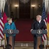 Angela Merkel og Donald Trump mæta á blaðamannafundinn eftir að hafa rætt saman í Hvíta húsinu í Washington. Viðstaddir gátu ekki hrist af sér vandræðatilfinningu með samskipti leiðtoganna.