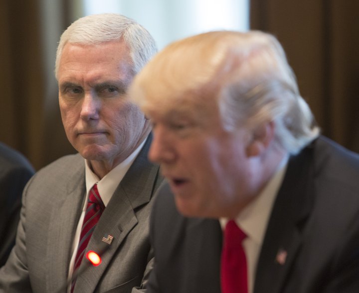 Mike Pence er varaforseti Bandaríkjanna í stjórn Donalds Trump. Pence hefur staðið fast að baki Trump.