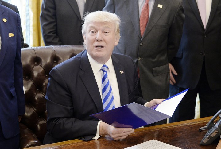 Donald Trump, forseti Bandaríkjanna, hefur undirritað margar tilskipanir síðan hann tók við sem forseti.