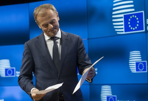 Donald Tusk, forseti Evrópuráðsins, tók við bréfinu í dag.