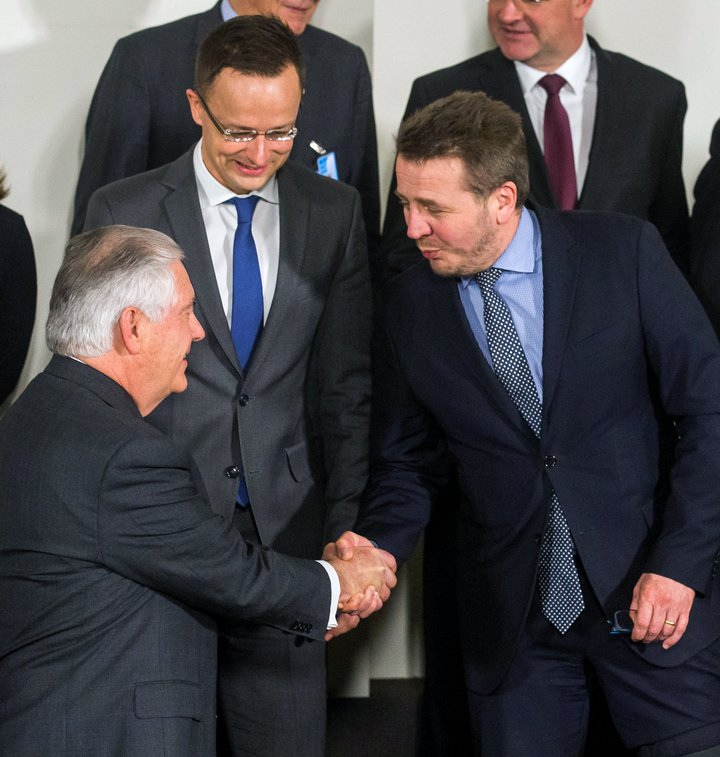 Guðlaugur Þór Þórðarson utanríkisráðherra heilsar bandaríska kollega sínum Rex Tillerson á fundi utanríkisráðherra bandalagsins.