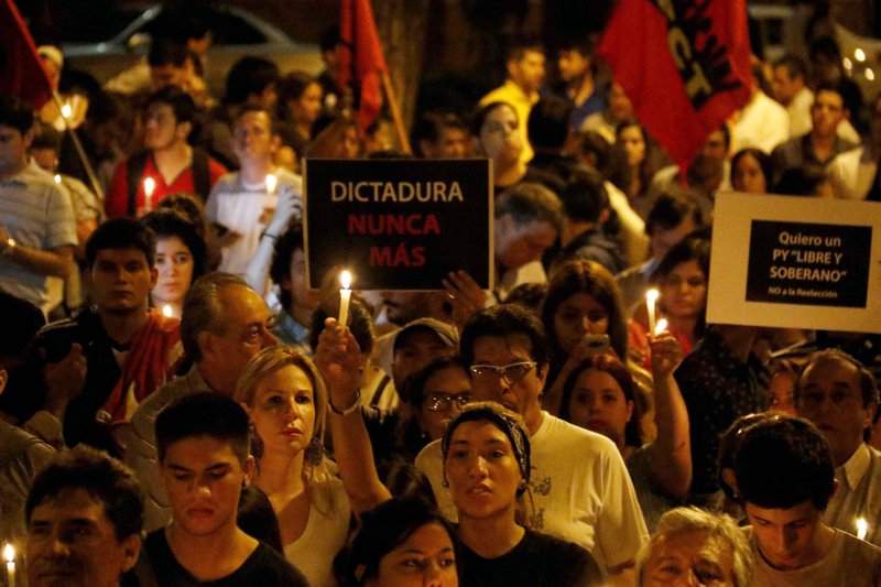 Mótmælendur voru að mótmæla stjórnarskrárbreytingum sem leyfa forseta landsins að bjóða sig fram til endurkjörs.