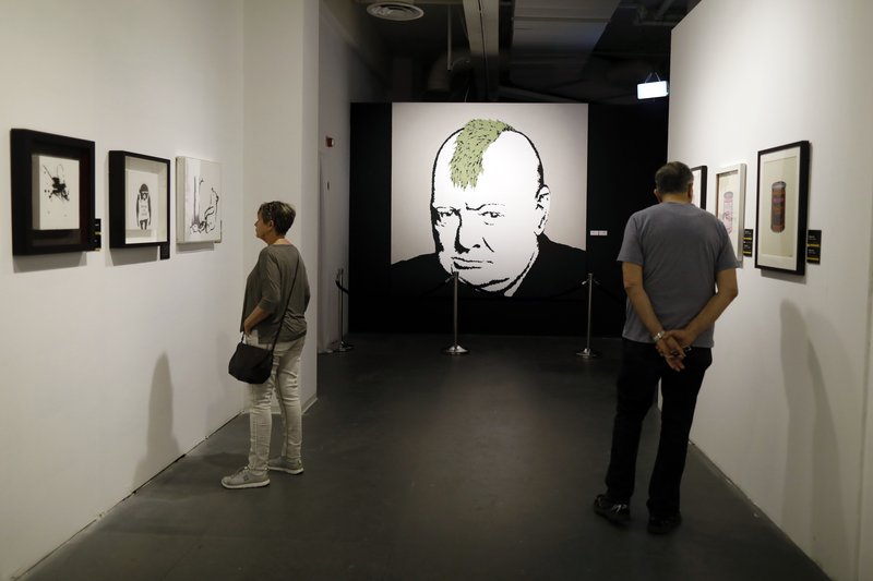 Listaverk Banksy hafa verið sett upp í listasöfnum víða um heim. Hér sést Winston Churchill skarta grænum hanakamb.