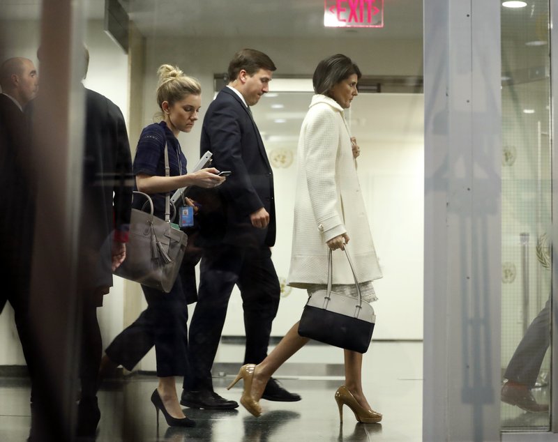 Nikki Haley, fastafulltrúi Bandaríkjanna gagnvart Sameinuðu þjóðunum, yfirgefur fund Öryggisráðsins.