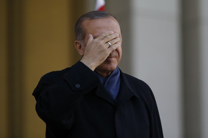 Recep Tayyip Erdoğan sér kannski ekkert athugavert við framkvæmd kosninganna sem færðu honum nokkurs konar alræðisvald. En ÖSE hefur gagnrýnt þær og mikil mótmæli hafa verið í stærstu borgun Tyrklands, þar sem meirihluti kaus gegn breytingunum.