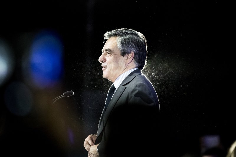 Framhjáhaldsskandall skók framboð Francois Fillon í upphafi árs. Fylgi við hann hefur aukist á síðustu vikum og nú mælist hann þriðji vinsælasti frambjóðandinn.
