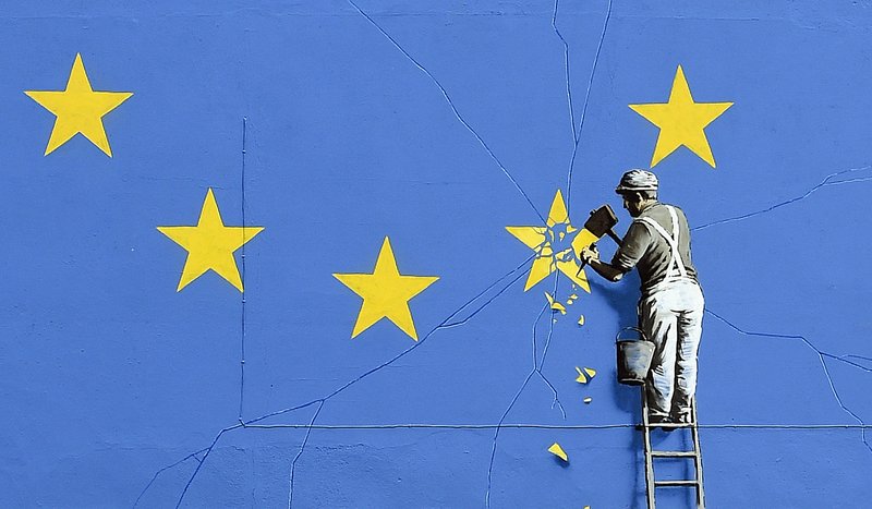 Ekkert er Banksy óviðkomandi. Þetta listaverk birtist í Dover fyrir um það bil ári síðan, þegar þjóðaatkvæðagreiðsla um framtíð Bretlands í Evrópusambandinu var á næsta leiti.