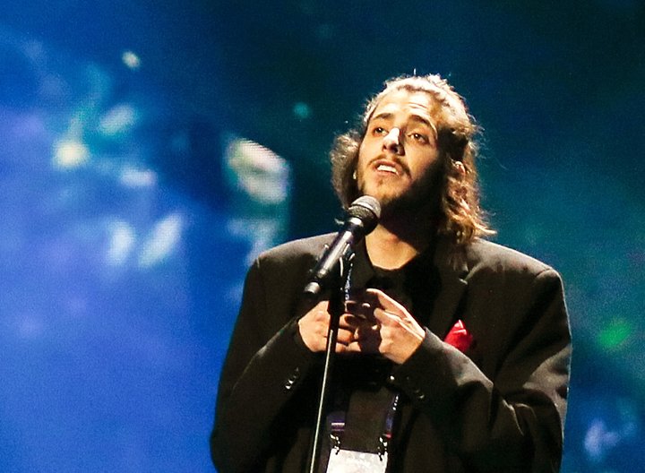 Salvador Sobral flutti hjartnæmt lag á sviðinu í Kænugarði. Lagið var allt öðruvísi en öll hin lögin.