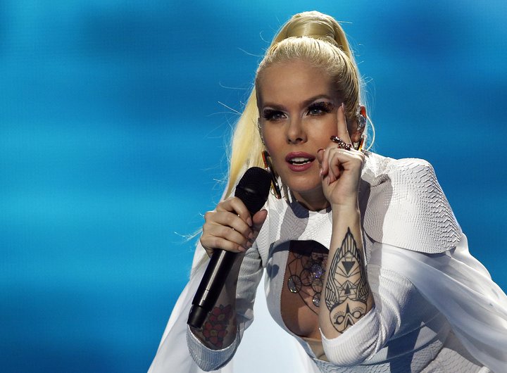 Svala Björgvins söng lagið Paper í Eurovision fyrir Ísland.