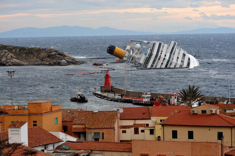 Costa Concordia liggur á strandstað við eyjuna Giglio. Mynd EPA.
