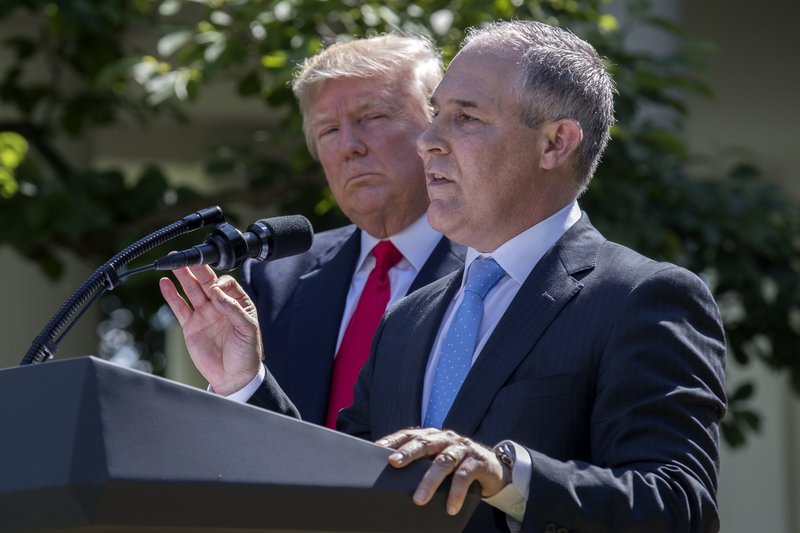 Scott Pruitt er forstjóri Umhverfisstofnunar Bandaríkjanna. Hann er yfirlýstur efasemdamaður um loftslagsbreytingar. Donald Trump forseti skipaði hann í embættið fyrr á þessu ári.