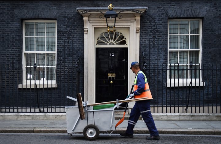 Það verða engin vistaskipti í bústað forsætisráðherra Bretlands við Downingstræti 10 í kjölfar kosninganna. Theresa May stýrir búinu áfram en er þó búin að gera leikinn örlítið flóknari fyrir sig og stuðningsmenn sína.