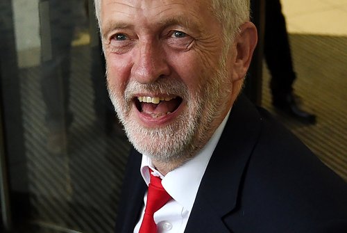 Jeremy Corbyn getur glaðst yfir betri úrslitum en Verkamannaflokkurinn gat vænst eftir. Hann er hins vegar enn í stjórnarandstöðu og ekki er útlit fyrir að hann verði forsætisráðherra í bráð. Þingsætaaukningin í kosninunum nú er sú mesta fyrir Verkamannaflokkinn í áratugi.