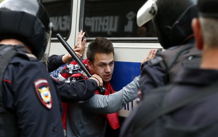 Lögreglumenn skárust í leikinn og handtólu fjölda mótmælenda í Moskvu í dag.