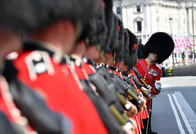 Þingsetning í Bretlandi er ákaflega formföst athöfn, full af táknum og hefðum. Varðmenn drottningar stóðu vörð á götum Lundúna þegar drottninginn lagði leið sína í þinghúsið í Westminster.