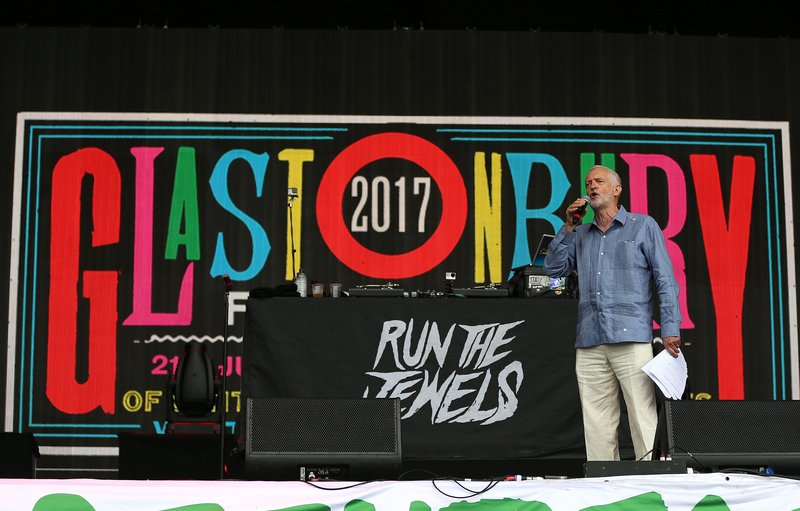 Jeremy Corbyn á Glastonbury. Mynd: EPA