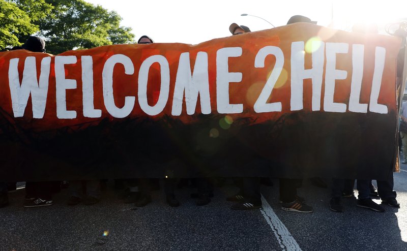 Mótmælendur eru mættir til Hamborgar og vönduðu leiðtogunum ekki kveðjurnar.