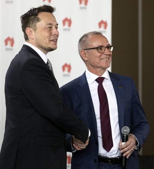 Elon Musk og Jay Weatherill tilkynntu áformin á föstudag.