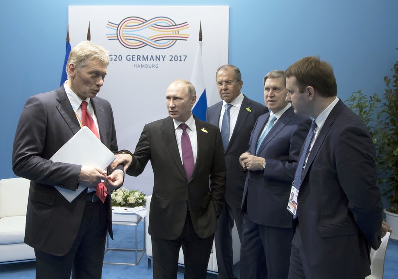 Vladimír Pútín, forseti Rússlands, ásamt rússnesku sendinefndinni. Sergei Lavrov utanríkisráðherra stendur aftast.