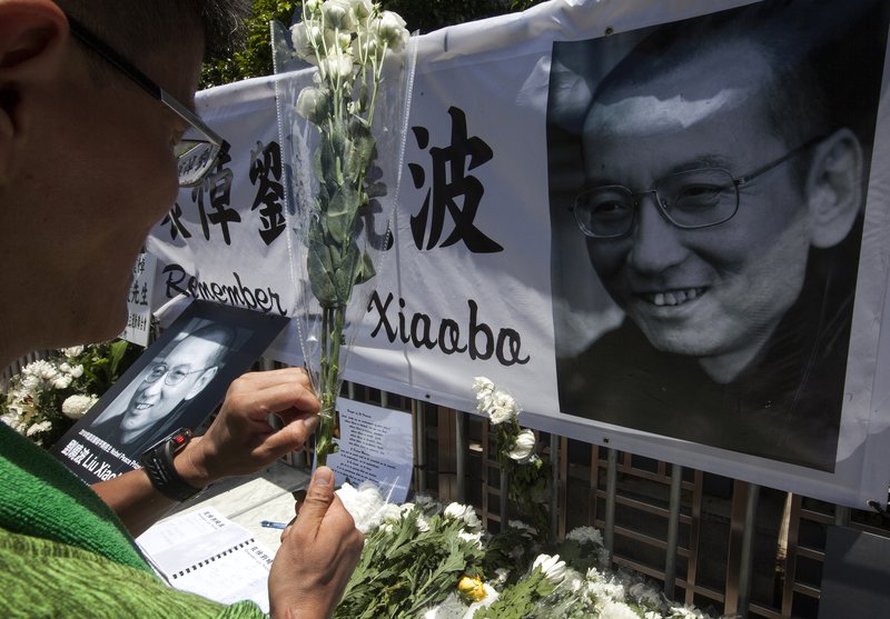 Fók minnist Liu Xiaobo í Hong Kong Mynd: EPA