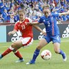 Sif Atladóttir í baráttunni við Vanessu Buerki í leiknum. Sif var frábær í leiknum og hljóp uppi hverja skyndisókn Sviss á eftir annari í lok leiksins.