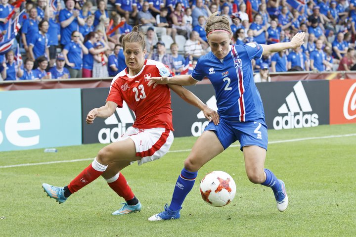 Sif Atladóttir í baráttunni við Vanessu Buerki í leiknum. Sif var frábær í leiknum og hljóp uppi hverja skyndisókn Sviss á eftir annari í lok leiksins.