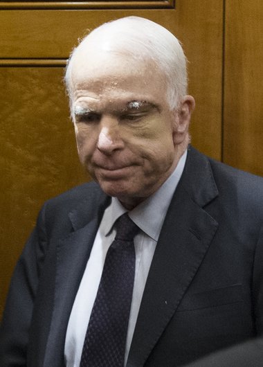 John McCain er fyrrverandi forsetaframbjóðandi Repúblikanaflokksins. Hann tapaði í kosningum gegn Barack Obama árið 2008. Hann gekkst nýverið undir aðgerð vegna heilaæxlis og skartar stórum skurði fyrir ofan vinstra auga.