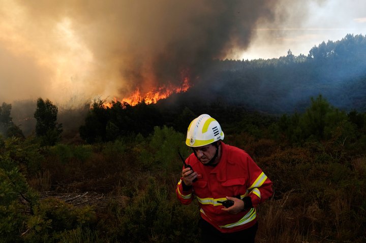 Slökkviliðsmaður í Portúgal að störfum.