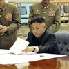 Kim Jong-un, leiðtogi Norður-Kóreu, skoðar kort með hershöfðingjum sínum.