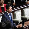 Shinzo Abe, forsætisráðherra Japans.Nýr sameinaður stjórnarandstöðuflokkur undir forystu hins vinsæla borgarstjóra Tókýó, Yuriko Koike, gæti komið Abe á óvart en hann hefur tilkynnt að hann muni segja af sér ef hann fær ekki meirihluta á þingi.