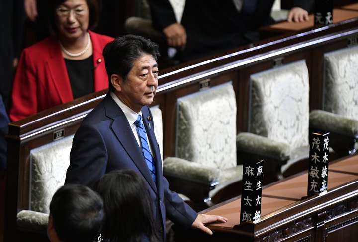 Shinzo Abe, forsætisráðherra Japans.Nýr sameinaður stjórnarandstöðuflokkur undir forystu hins vinsæla borgarstjóra Tókýó, Yuriko Koike, gæti komið Abe á óvart en hann hefur tilkynnt að hann muni segja af sér ef hann fær ekki meirihluta á þingi.
