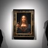 Verðir standa vörð um Salvator Mundi í útibúi Christie's í London. Myndin var seld hjá Christie's í New York fyrir 450 milljón Bandaríkjadali í nóvember árið 2017.